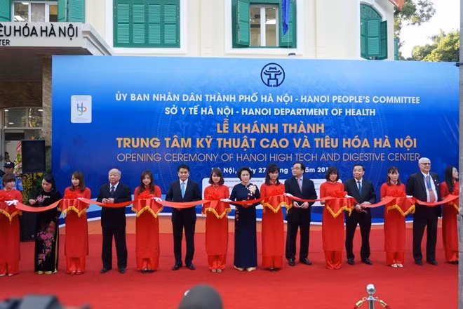 Các đại biểu cắt băng khánh thành Trung tâm kỹ thuật cao và tiêu hóa Hà Nội