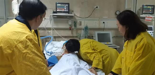 Nụ hôn tiễn biệt chồng của chị Phương