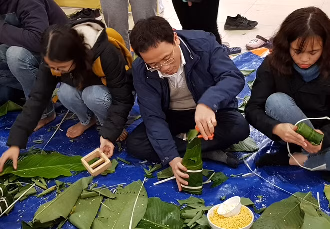 GS. TS. Tạ Thành Văn-Hiệu trưởng ĐH Y Hà Nội gói bánh chưng để tặng người bệnh