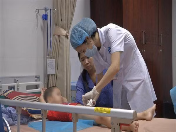 Trẻ mắc sùi mào gà điều trị tại Bệnh viện Da liễu Trung ương Trẻ mắc sùi mào gà điều trị tại Bệnh viện Da liễu Trung ương