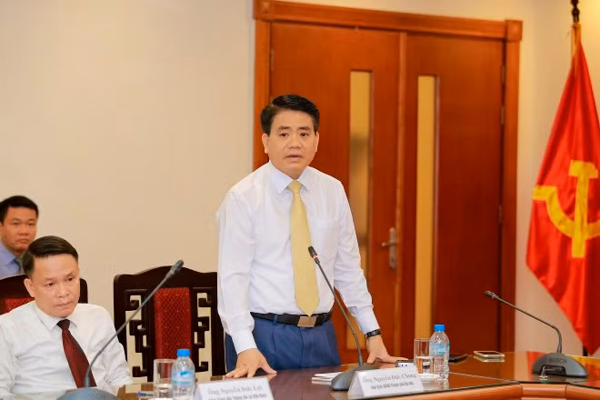 Chủ tịch UBND TP HN Nguyễn Đức Chung ghi nhận những đóng góp về văn hóa cho HN của những người được trao giải