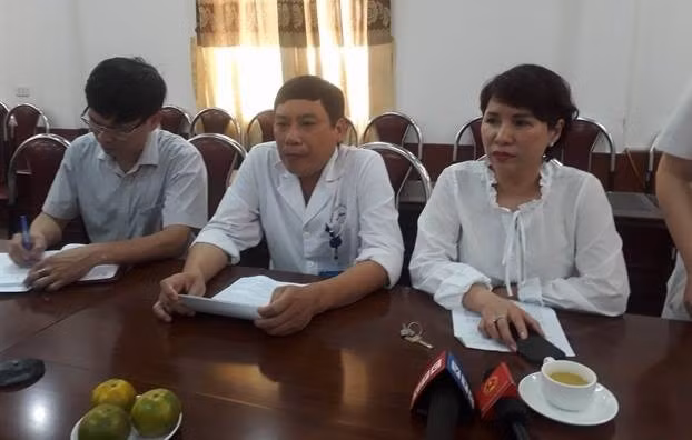 Lãnh đạo Bệnh viện trao đổi thông tin ban đầu với báo chí t