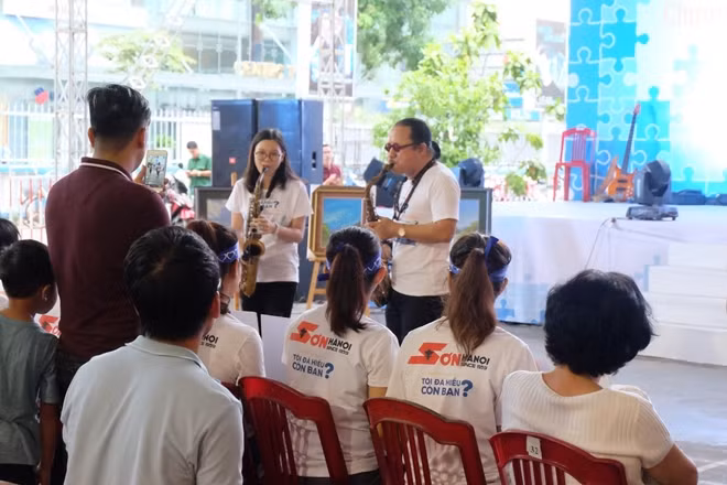 Trần Mạnh Tuấn cùng con gái diễn cùng trẻ tự kỷ ảnh 2