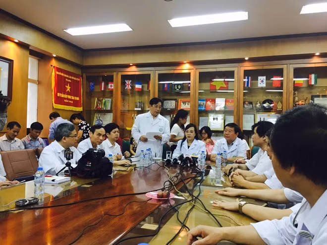 Bộ trưởng Bộ Y tế Nguyễn Thị Kim Tiến họp với các chuyên gia đầu ngành và lãnh đạo BV Bạch Mai về vụ việc