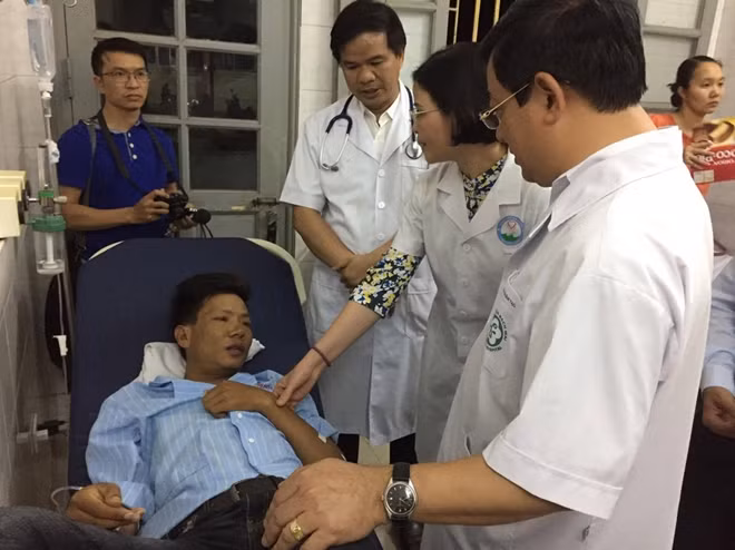 Chăm sóc bệnh nhân trong vụ chạy thận ở BVĐK Hòa Bình