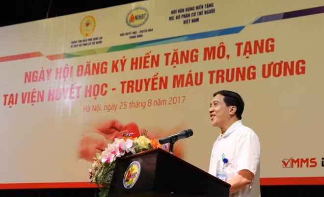 GS. Trịnh Hồng Sơn cảm ơn gần 500 CBCNV của Viện Huyết học truyền máu Trung ương đã đăng ký hiến tạng