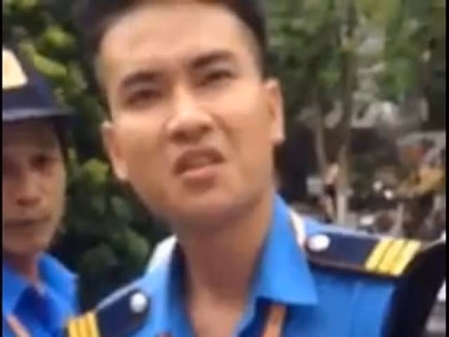 Hình ảnh ứng xử vô văn hóa của nhân viên bảo vệ với người nhà bệnh nhân đang gây "bão" trong dư luận