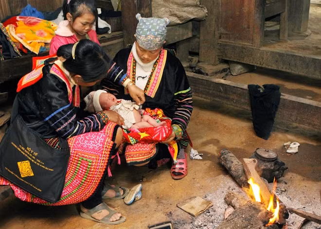 Cô đỡ thôn bản hướng dẫn chăm sóc trẻ sau sinh tại nhà