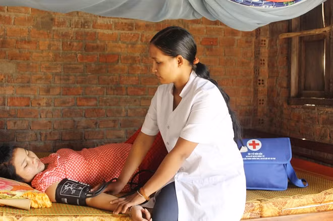 Cô đỡ thôn bản chăm sóc thai kỳ cho phụ nữ có thai