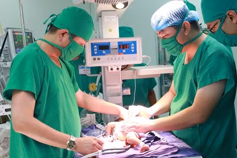 Phẫu thuật khối u bạch huyết khổng lồ cho bé sơ sinh 10 ngày tuổi ảnh 4