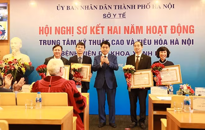 Chủ tịch UBND TP Hà Nội tặng Bằng khen cho các tập thể và cá nhân có nhiều thành tích cho sự phát triển của Trung tâm Kỹ thuật cao và Tiêu hóa Hà Nội Chủ tịch UBND TP Hà Nội tặng Bằng khen cho các tập thể và cá nhân có nhiều thành tích cho sự phát triển của Trung tâm Kỹ thuật cao và Tiêu hóa Hà Nội