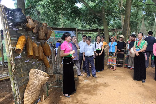 Nghệ nhân giới thiệu với các bạn trẻ về dụng cụ đánh bắt cá