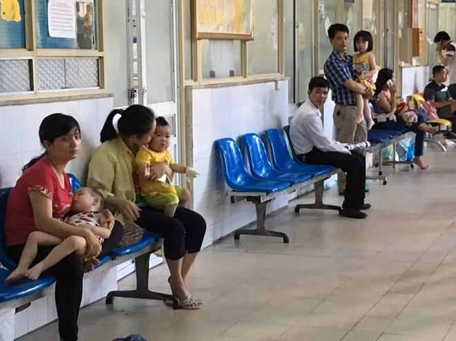 Mỗi ngày, có hàng ngàn em bé đến khám chữa bệnh tại BV Nhi Trung ương