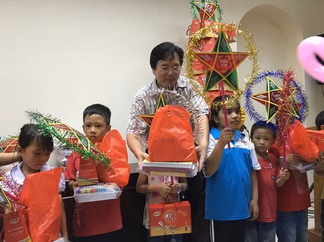 Các bác sĩ tặng quà và chung vui với các bệnh nhi