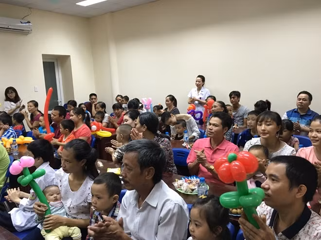 Rất đông phụ huynh bệnh nhi cũng đến dự