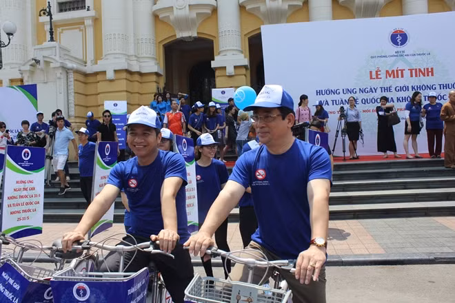 Diễu hành xe đạp tuyên truyền không hút thuốc lá
