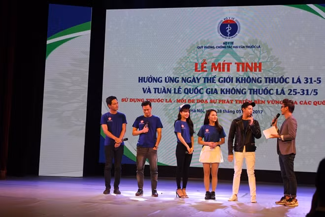 Các nghệ sĩ giao lưu về chủ đề không khói thuốc