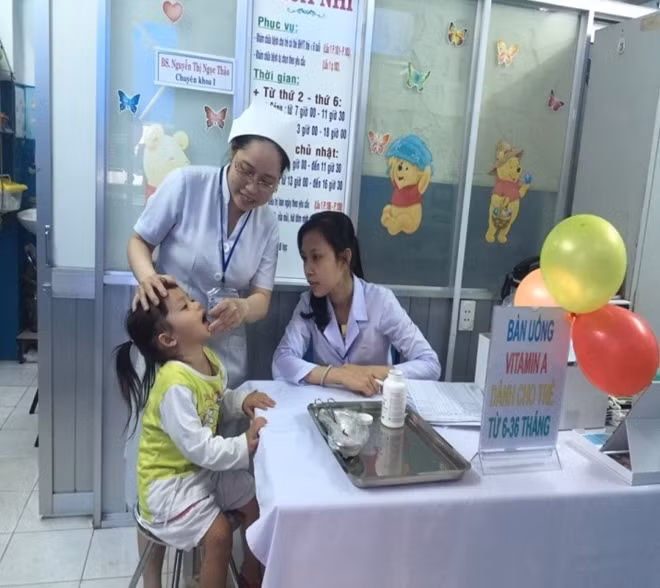 Cho trẻ uống Vitamin A để phòng chống bệnh về mắt