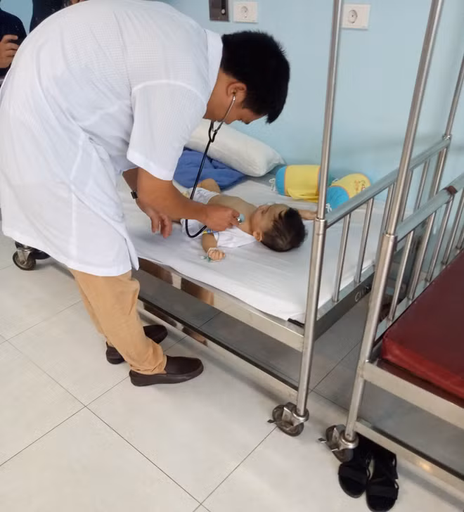 Cháu bé được chăm sóc tại BV nhi Trung ương