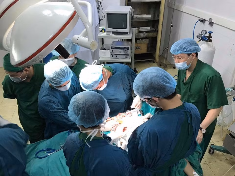 Kỳ tích cứu sống cô giáo bị ô tô đè qua người