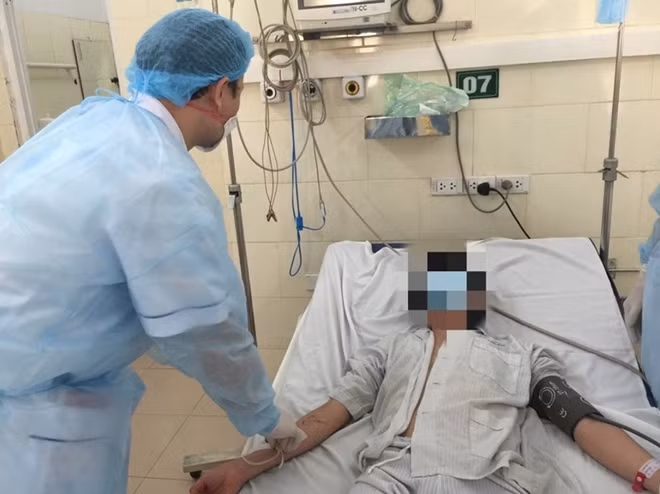 Bệnh nhân bị não mô cầu đang được điều trị cách ly tại Bệnh viện Bạch Mai