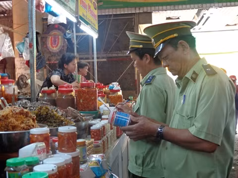 Cơ quan chức năng kiểm tra để phát hiện vi phạm ATTP (ảnh: internet) Cơ quan chức năng kiểm tra để phát hiện vi phạm ATTP (ảnh: internet)