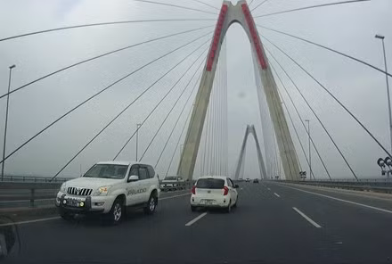 Chiếc xe đi ngược chiều trên cầu Nhật Tân ngày 6-4 Chiếc xe đi ngược chiều trên cầu Nhật Tân ngày 6-4