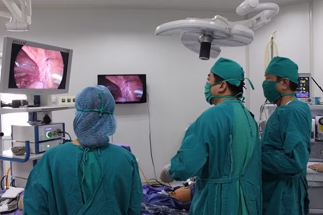 Caphẫu thuật nội soi thắt ống phúc tinh cho bệnh nhi