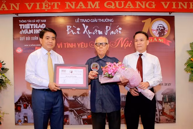 Nhà văn hóa Hữu Ngọc nhận giải thưởng Lớn - Vì tình yêu Hà Nội