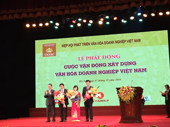 Ông Hồ Anh Tuấn, Chủ tịch Hiệp hội Phát triển Văn hóa doanh nghiệp Việt Nam và đại diện các doanh nghiệp
