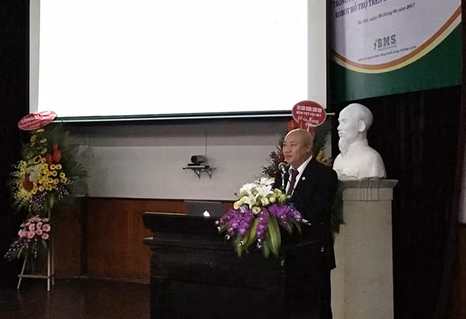 PGS.TS. Nguyễn Văn Thạch -người đưa kỹ thuật phẫu thuật cột sống bằng robot về Việt Nam