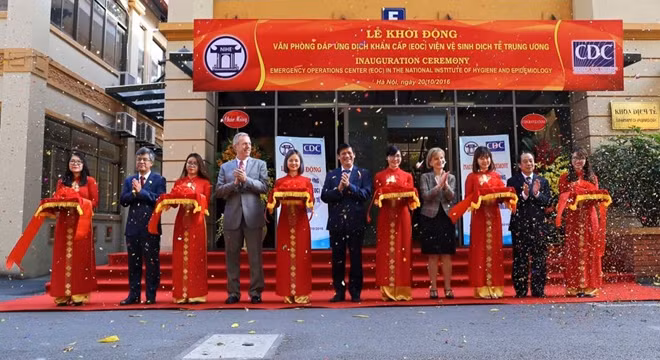 Thứ trưởng Bộ Y tế Nguyễn Thanh Long và Đại sứ Hoa Kỳ Ted Osius cùng các đại biểu cắt băng khánh thành Văn phòng EOC. (Ảnh: Trần Ngọc Kha)