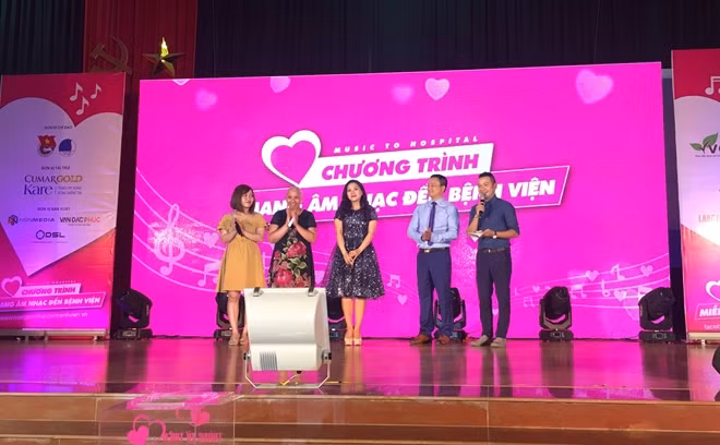 Ông Nguyễn Trường Thành-Giám đốc CVI giao lưu với các ca sĩ, đại biểu