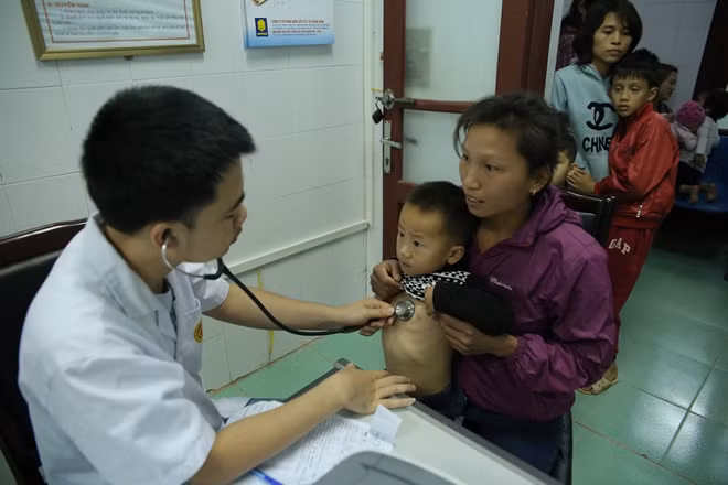 Khám bệnh cho trẻ có BHYT ở hải đảo