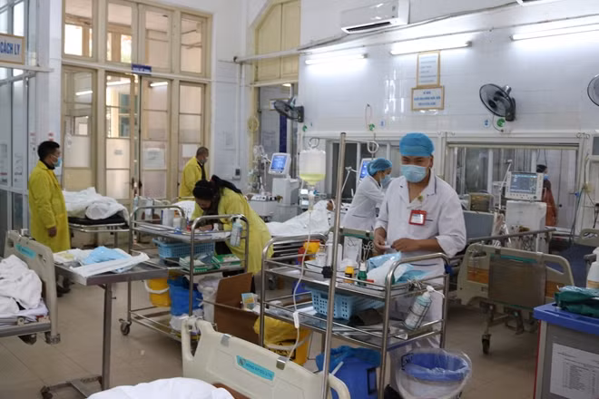 Lãnh đạo BV thăm hỏi và kiểm tra công tác chuẩn bị KCB cho người bệnh trong dịp Tết
