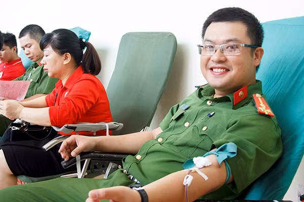 Anh Bùi Duy Thủy - Công an TP Hạ Long lần thứ 5 tham gia hiến máu tình nguyện hưởng ứng Hành trình Đỏ 2018.