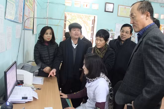 Các đại biểu thăm một số trạm y tế có mô hình bác sĩ gia đình