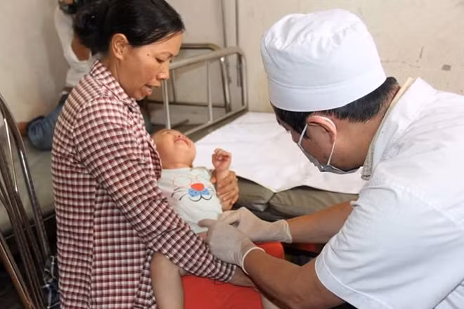 Khám cho các bé bị sùi mào gà tại huyện Khoái Châu