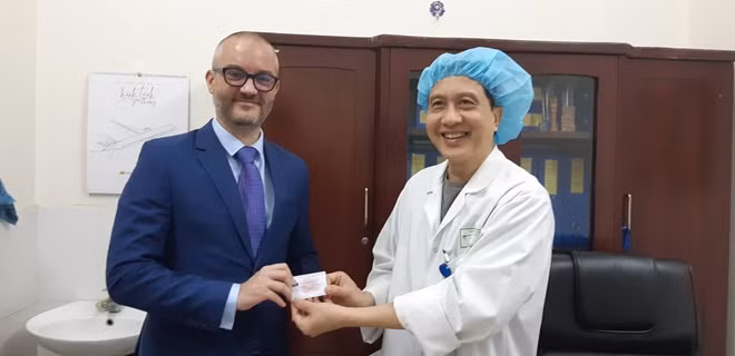 GS Trịnh Hồng Sơn, Giám đốc Trung tâm điều phối tạng Quốc gia trao Giấy đăng ký hiến tạng cho ông Mourez Thomas