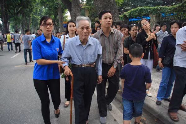 Giúp đỡ người già tham gia giao thông