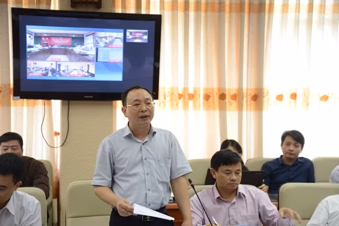 Đại biểu các đơn vị, các địa phương báo cáo tình hình phòng, chống dịch bệnh