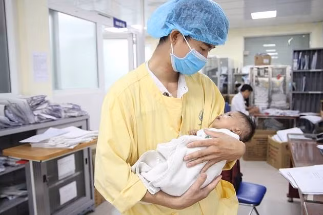 Bé LC chuẩn bị ra viện chiều 14-6