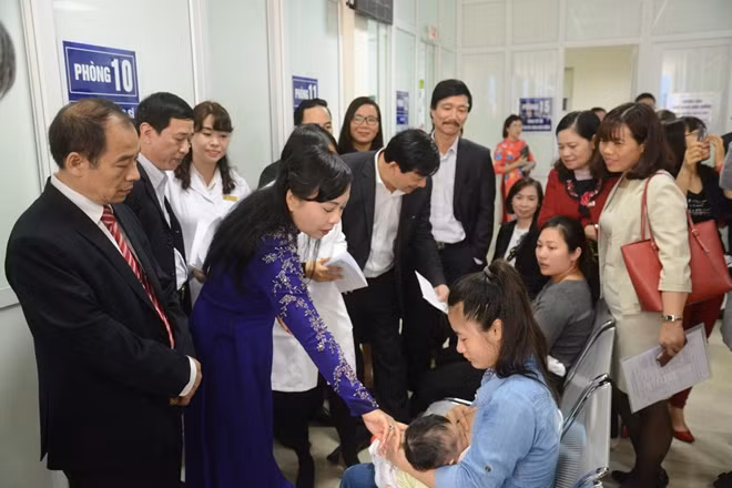Bộ trưởng Bộ Y tế Nguyễn Thị Kim Tiến thăm hỏi một số bệnh nhi đến tư vấn tại Viện Dinh dưỡng quốc gia.