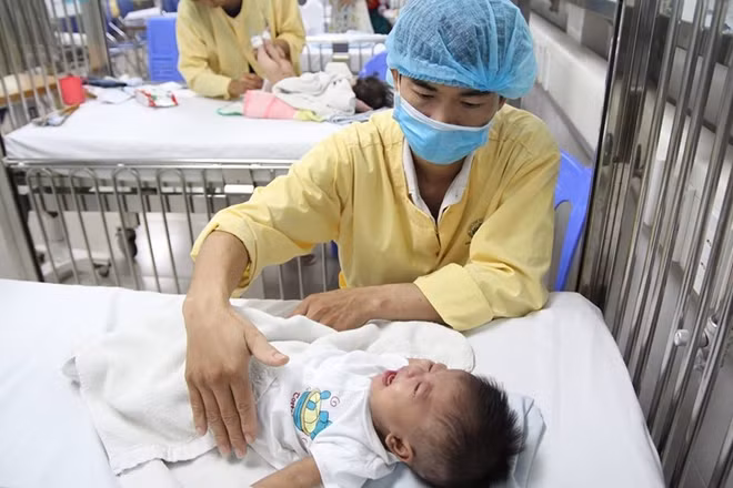 Cháu bé vừa được phẫu thuật cứu sống