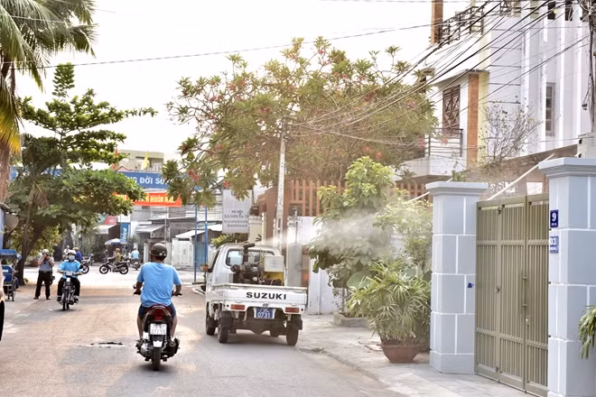 Phun hóa chất diệt muỗi tại Khánh Hoà sau khi phát hiện bệnh nhân dương tính Zika đầu tiên