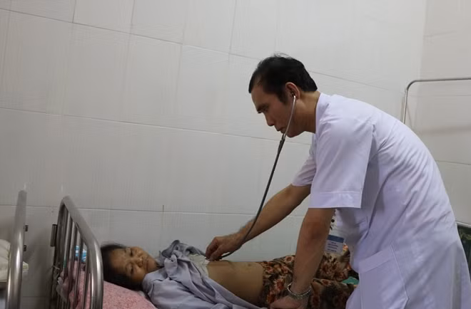 Các thầy thuốc đặt máy tạo nhịp tim vĩnh viễn cho bệnh nhân.