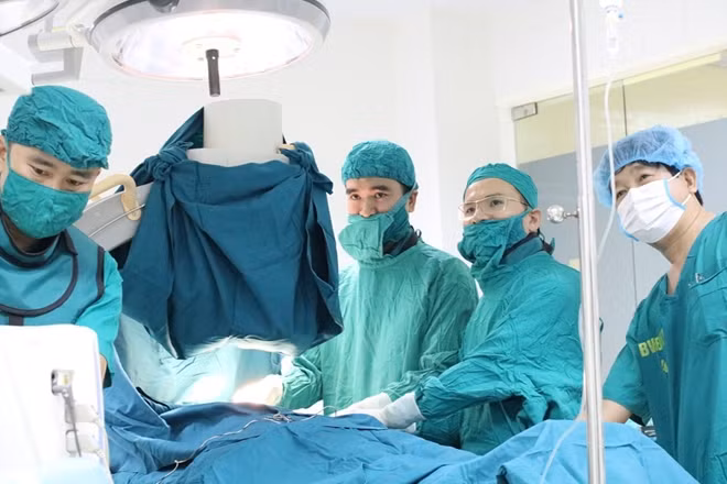 Các thầy thuốc đặt máy tạo nhịp tim vĩnh viễn cho bệnh nhân