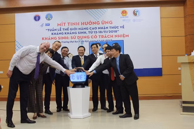 Các đại biểu nhấn nút phát động “Tuần lễ thế giới nâng cao nhận thức về kháng sinh”