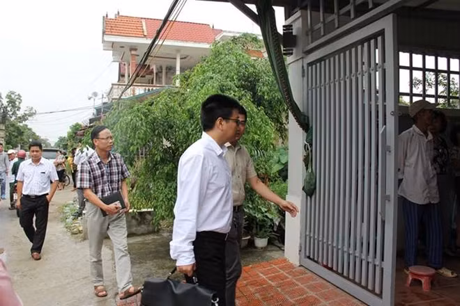 BV Da liễu Trung ương đến thực địa tại phòng khám của bà Hiền