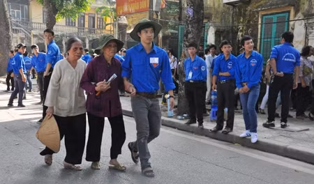 Sinh viên tình nguyện giúp đỡ người già